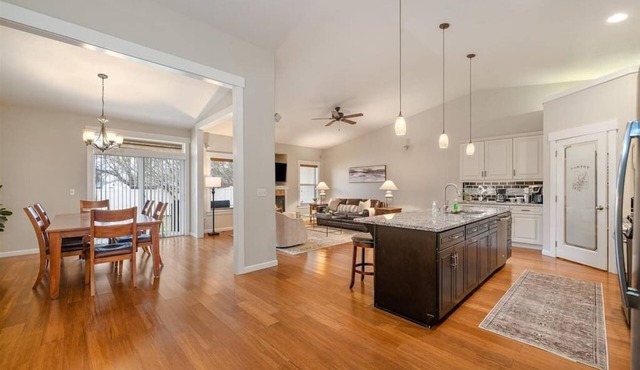 Dream Rental /Stocked Kitchen/ Gas Fireplace /BBQ