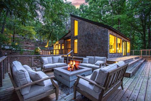 Dream Retreat with Hot Tub, FirePit, Grill and only 15 min to Downtown Chattanooga