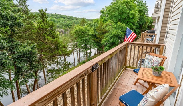 *Dream Shore* Gorgeous Remodeled 2BR/2BA *Lake Front*