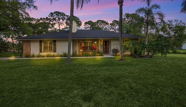 Dream Stay: House with Pool, 1.5 Acres, 15 Min to Jupiter Beach & Shops