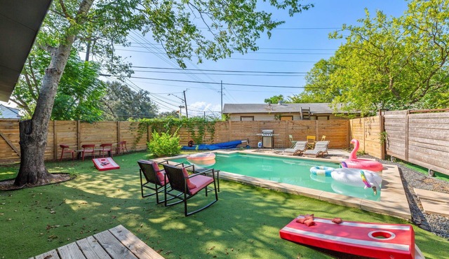 Dream Stay w/Pool & Hotub for up to 20 Guests, Mins to DT Austin!