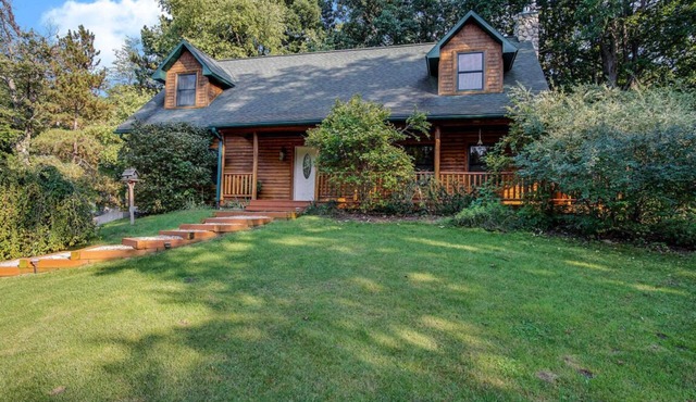 Dream Vacation Home on 2 acres w/hot tub - Close to beaches & wineries
