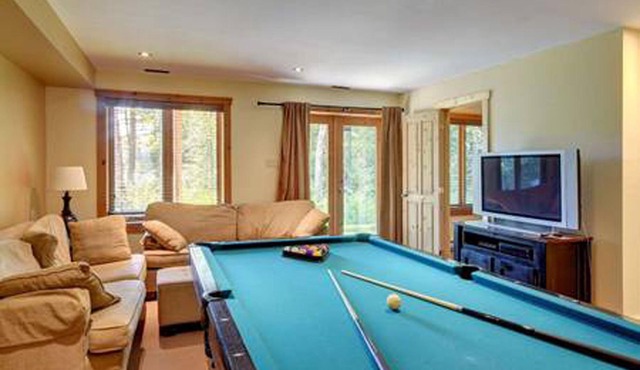 Dream vacation in a log cabin at the lake Mont Tremblant, Canada