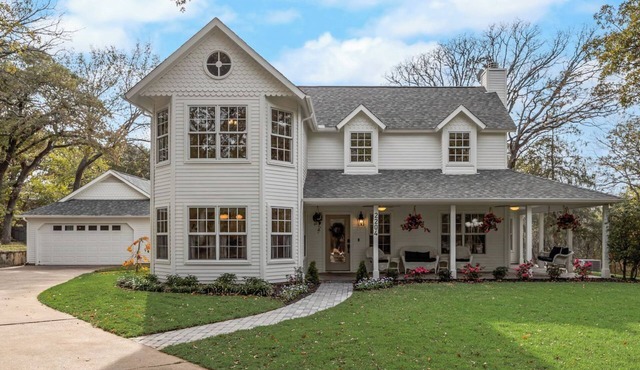 Dream Victorian Retreat with pool, firepit, and putting green