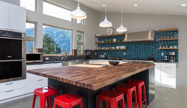Dream Views & Chef's Kitchen-Modern, Mountain Home w/Hot Tub