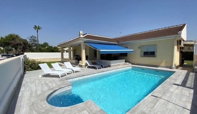 Dream villa with private pool, 50m away. from the beach