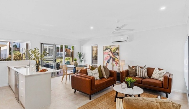 Dream World Escape 4BR Oxenford - Pool, Gym BBQ