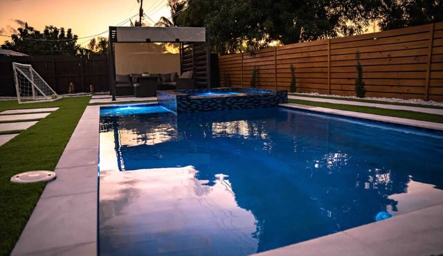 Dream Yard Oasis Heated Pool Near Beach Sleeps 10