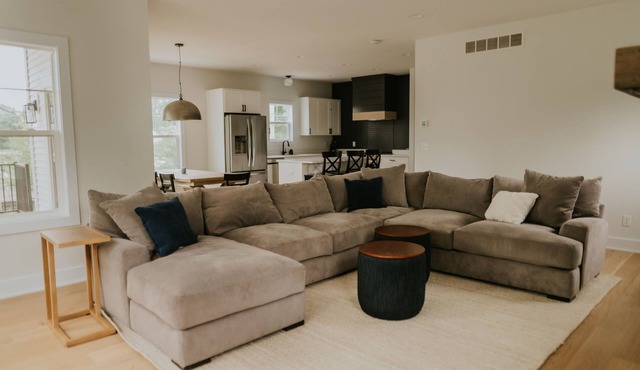 Dreamer: New Chic Modern Home 5 BR, 4.5 BA, Walk to beach, EV Charger, Peloton