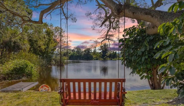 Dreamful Lake House. Amazing Waterfront delight.