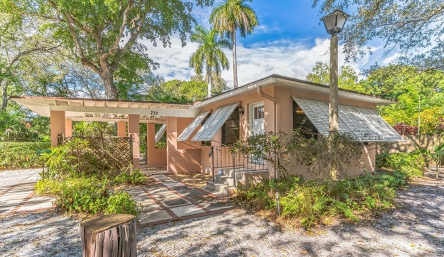 Dreaming Of The Tropics! Hemingway House With Additional Guest House 2 Bedroom Home by Redawning