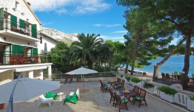 DREAMING SITUATION! Only 20 m to the beach. Family-friendly, WLAN free of charge, parking lot!