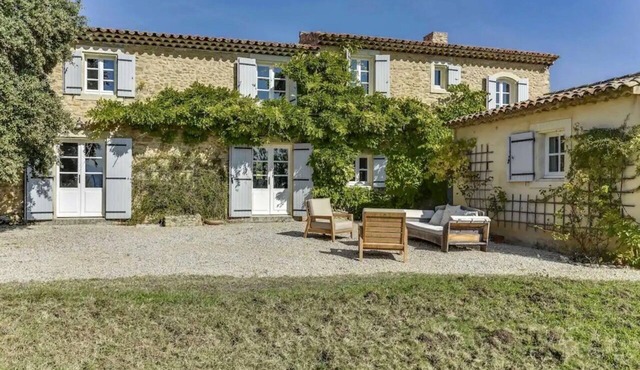 Dreamlike sheepfold in the heart of the Luberon vineyards