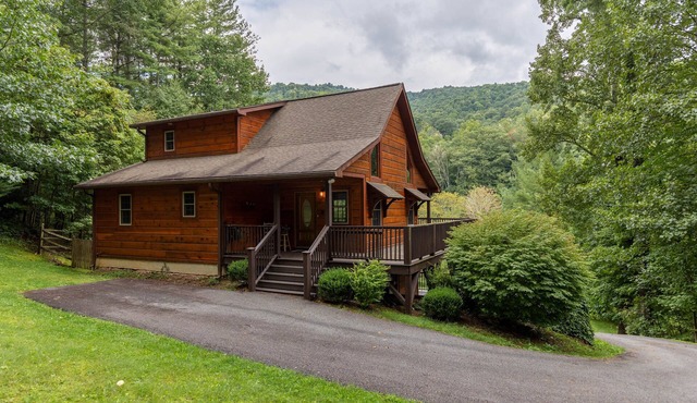 Dreams and Streams -3BR on the New River, within walking distance to Wahoo's adventures.