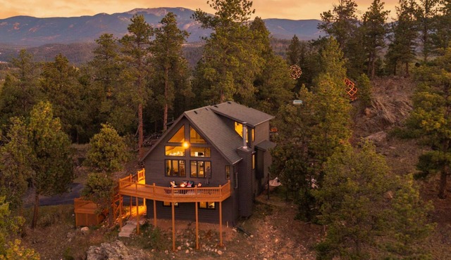 Dreamscape Retreat + Hot Tub in Rocks & Theater