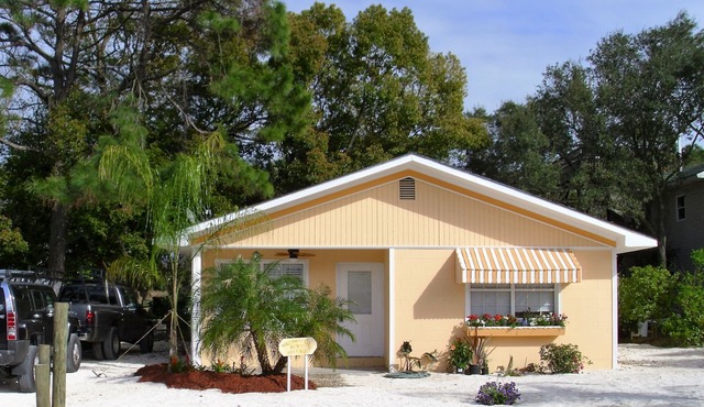 Dreamsicle Beach Cottage. Near beach & restaurants. Pet friendly+large backyard.