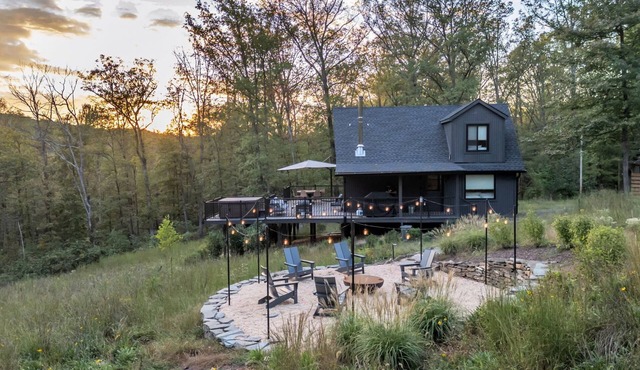 Dreamtime Hillside Cabin w/hot tub, fire pit, expansive deck