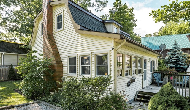 Dreamweaver Cottage is Dog Friendly! Steps from Lake Ontario