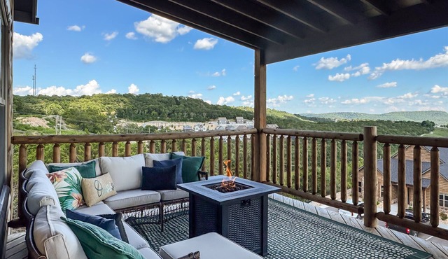 Dreamweaver Cabin | 180 degree views, Hot tub, Dog-friendly, Pickleball