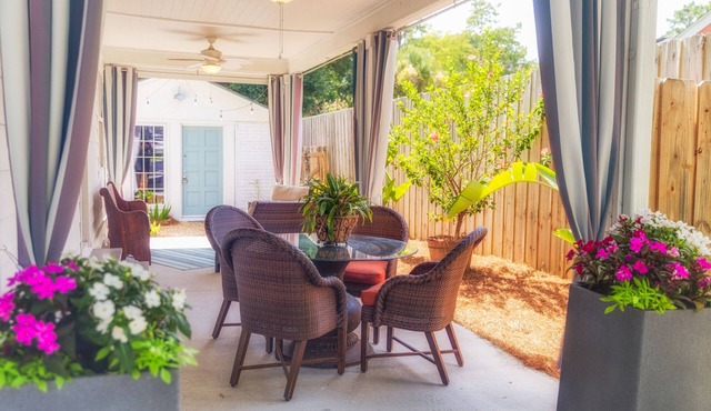 DREAMWOOD - a historic district Designer's Cottage with private courtyard