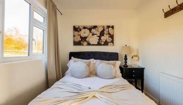 DREAMWOOD - SLEEPS 2 | HOT TUB | BBQ | PETS ALLOWED | WI-FI | SECLUDED PATIO