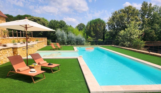 Dreamy 2BD Dordogne hideaway. Heated pool and views. 4 star classified.