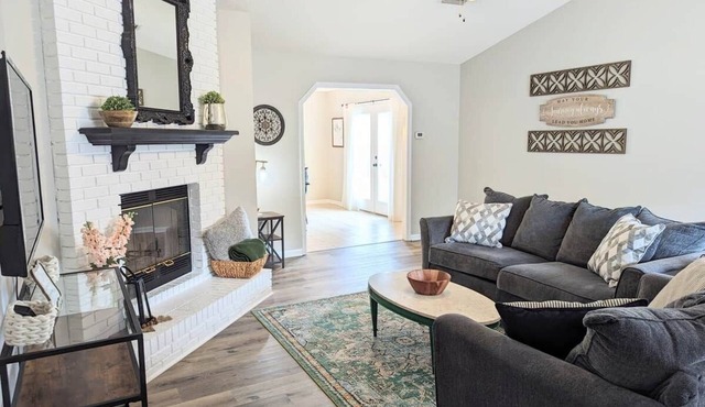 Dreamy 3 BR/2 Bath home 5 min to base and downtown