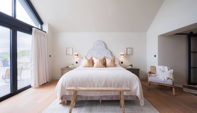 Dreamy 5-Bedroom Cottage with Private Hot Tub