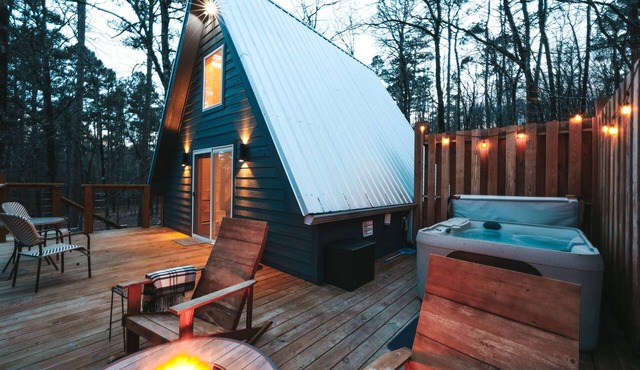 Dreamy A-Frame w/hot tub-Near Pristine Lake Ouachita and Hot Springs National Pk
