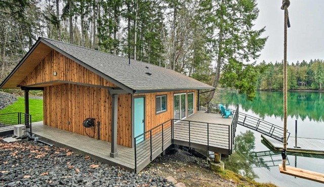 Dreamy Bayfront Cabin with View, Dock and Kayaks