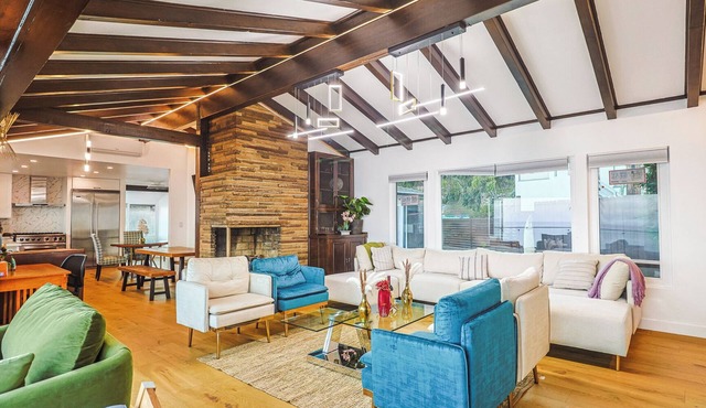 Dreamy beach house w/direct ocean access, panoramic views, and a jacuzzi.