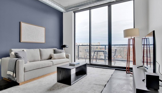 Dreamy Bucktown 1BR w/BBQ, Roof & Outdoor firepit, by Blueground