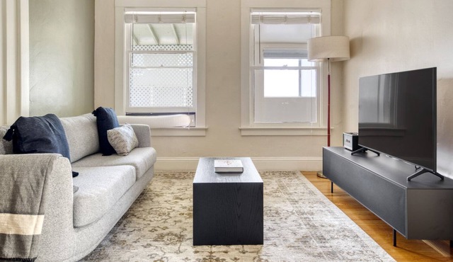 Dreamy Burlingame 1BR House w/ A/C & W/D, nr Caltrain, by Blueground