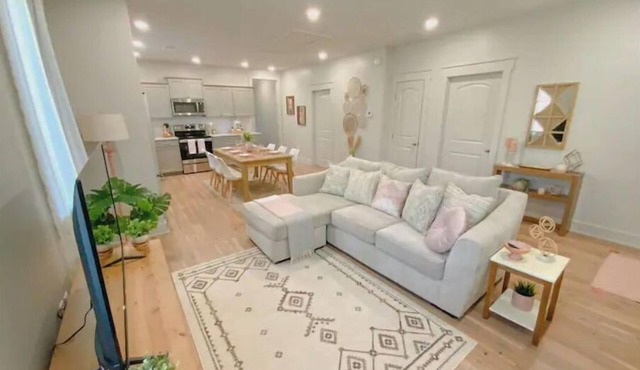 Dreamy Getaway 2br&2ba, Relaxing Backyard w/Mural