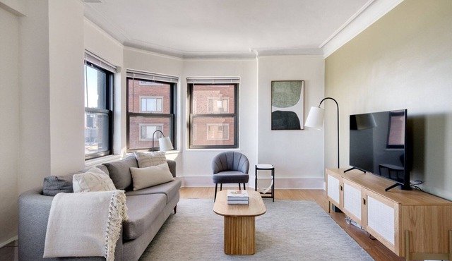 Dreamy Gold Coast 1BR w/Doorman & Gym, 2 blocks to L, by Blueground