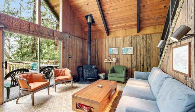 Dreamy Island Cabin W/Lofted Layout, Wood Stove, Shared Pool & More - 1 Dog OK