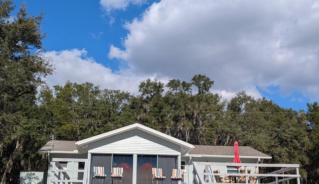 Dreamy Lake Retreat, 2-bedroom, Dogs Welcome, 8 miles to Rainbow River,Sleeps 4