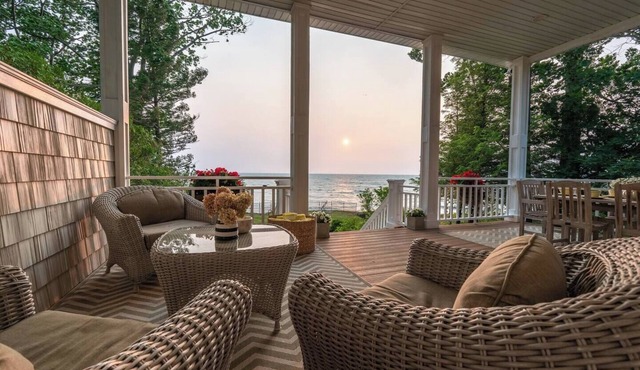 Dreamy Lakefront Home - Weque South