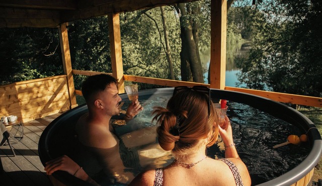 Dreamy Lakeside Lodge | Couples Getaway | Wood-Fired Hot Tub under the Balcony!