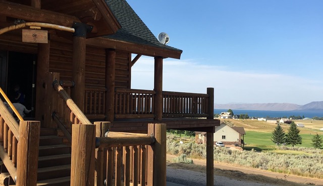 Dreamy Log Cabin in Bear Lake. Spectacular Views, Great Location, Quiet Getaway.