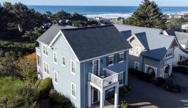 Dreamy Luxury Oceanview Home w/Hottub. Easy walk to beach.