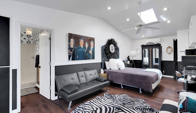 Dreamy, Monochromatic Studio! Close to UofA! Walk to campus/4th ave/downtown!
