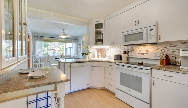 Dreamy Palm Harbor Cottage, Steps to Crystal Beach