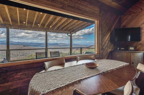 Dreamy Penrose Cabin w/Panoramic Mountain Views
