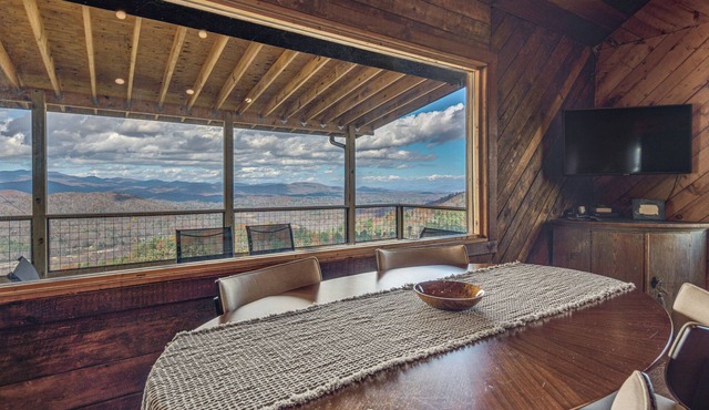 Dreamy Penrose Cabin w/Panoramic Mountain Views