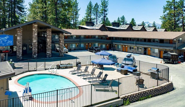 Dreamy Queen Bed Getaway on Stateline - Blue Jay Lodge