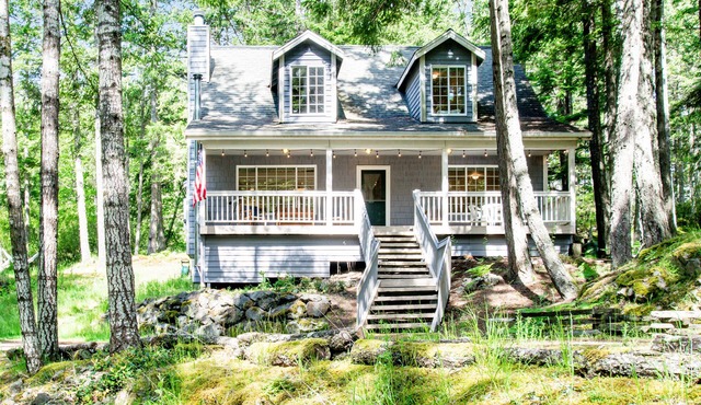 Dreamy Retreat in the Woods W/Firepit, Fireplace, Free WiFi, Large Deck & More