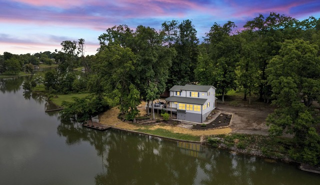 Dreamy Skipping Stone Lake House
