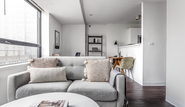 Dreamy Streeterville Studio w/Pool & Gym, nr Navy Pier, by Blueground