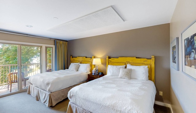 Dreamy studio gem with balcony, fast WiFi, beach access, & ideal location